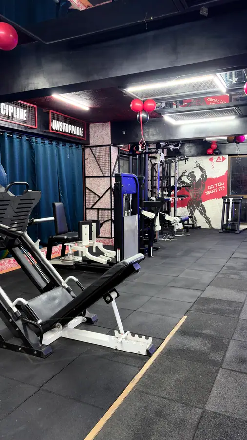 The leg press and incline bench beside the lifting platform